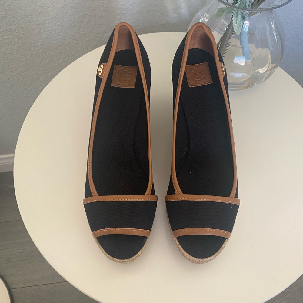 Tory Burch Black/Royal Tan Majorca 85MM logo wedge - Size 9.5